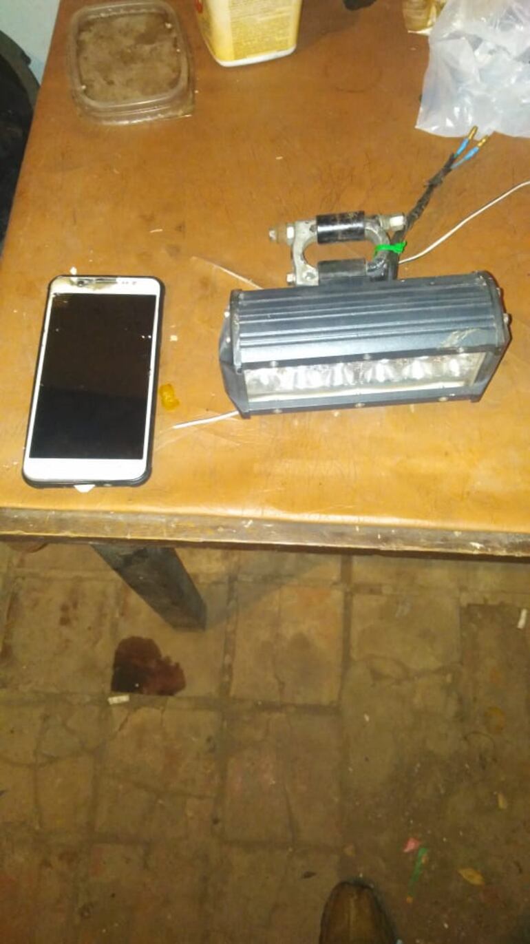 Evidencias encontradas en las dos viviendas donde se detuvo a presuntos miembros de la banda criminal.