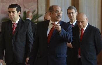 el-ministro-del-trabajo-guillermo-sosa-c-camina-con-sus-viceministros-cesar-segovia-izq-y-raul-estigarribia-der--200120000000-1323588.jpg