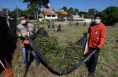 La Comuna asuncena procedió a romper el candado y entrar al terreno del barrio Carmelitas para  limpiarlo. Las malezas en el interior del inmueble llegaban al metro y medio.