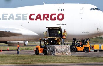 Momento en el que funcionarios del aeropuerto Silvio Pettirossi descargan los insumos que llegaron ayer de China.
