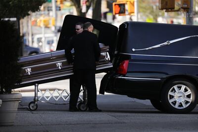 Colocan un ataúd en un coche fúnebre afuera de una casa funeraria en el vecindario de ortodoxo Borough Park de Brooklyn, que tiene una gran cantidad de muertes debido al coronavirus.