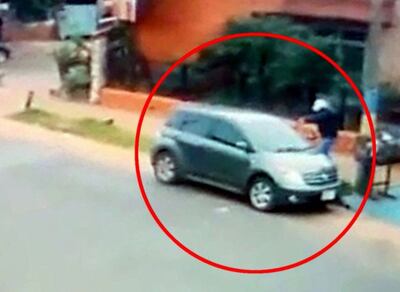 El  sicario descendió de un Nissan Sentra y fue a ajusticiar al  comerciante.