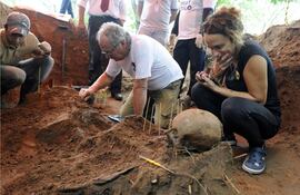 rogelio-goiburu-descubre-los-restos-que-serian-de-su-padre-agustin-goiburu-mientras-su-hermana-patricia-goiburu-observa-con-asombro--203339000000-529999.jpg