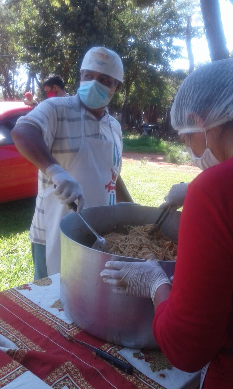 La olla popular preparada por feligreses de Horqueta.