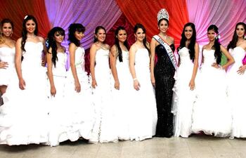 las-hermosas-jovencitas-hicieron-su-presentacion-en-sociedad-de-la-mano-de-la-miss-paraguay-2013-noelia-fabiola-diaz-rodriguez--193938000000-614625.jpg
