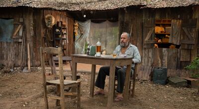 Ever Enciso  interpreta a uno de los dos hombres encargados de los entierros clandestinos en “Matar a un muerto”. La película se estrena el 5 de marzo.