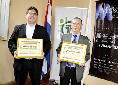 David Manuel Bobadilla y Digno Silgueira Alfonso, tras recibir la mención de la comuna.