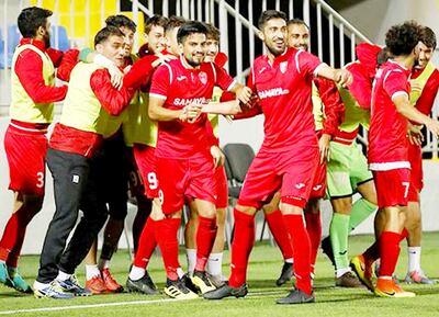 Lorenzo Frutos (en el centro) festeja con sus compañeros la victoria del Keshla sobre el Zira por la liga de Azerbaiyán.