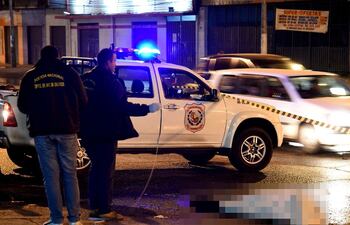 efectivos-policiales-realizan-la-diligencia-de-rigor-en-torno-al-cadaver-de-emilio-sanabria-cubierto-con-manta--10515000000-1470679.jpg
