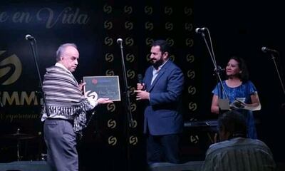 El cantante Óscar Gómez en 2018, recibiendo su homenaje en vida por parte de la empresa Salemma.