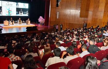 con-auditorio-lleno-se-desarrollo-anoche-el-foro-internacional-en-el-banco-central--223159000000-1569391.jpg