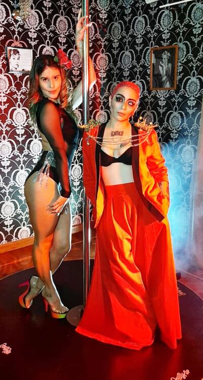 Araceli Duarte y Andrea Valobra, en una fotografía tomada con el vestuario que llevan ambas para el videoclip de “Juana”.