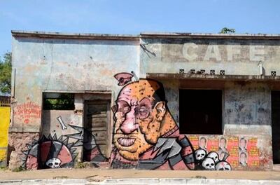 Uno de los murales de la serie "Héroes de la dependencia", que son analizados en el libro.