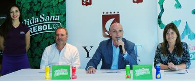 Héctor Elizeche, James Ray y Kalila Mieres en la presentación de la Copa Trébol del Yacht Club.
