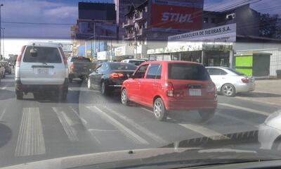 Crónicas Ciudadanas- Auto se detiene sobre la franja peatonal.