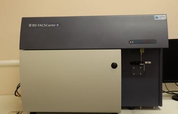 Equipo de citometría de flujo multiparamétrica.