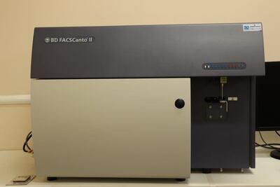 Equipo de citometría de flujo multiparamétrica.