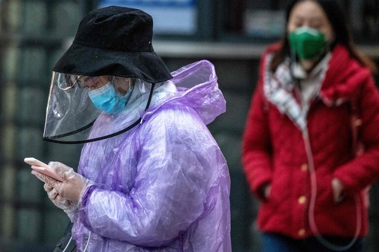 Personas con tababocas en Shanghai, China.