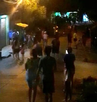Los  vecinos del barrio San Rafael de Ciudad del Este protestaron con un “cacerolazo” anoche  en la calle.