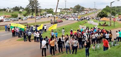 En Ciudad del Este los maestros se concentraron en la rotonda del kilómetro 10 de la ruta nacional y cerraron la vía por varios minutos.