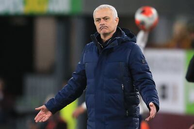 Mourinho lamenta una mala decisión de sus dirigidos en el partido.