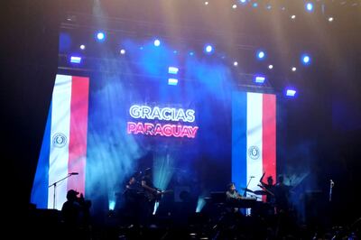 Andrés Calamaro y su banda en un momento del concierto que ofreció el sábado en el Yacht & Golf Club. Dos horas de show en que interpretó sus temas nuevos, sus clásicos y algunos covers, entre ellos “De música ligera”, de Soda.