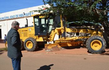 el-intendente-luis-aponte-observa-la-maquina-niveladora-adquirida-por-la-comuna-en-950-millones-de-guaranies--203018000000-1462152.jpg