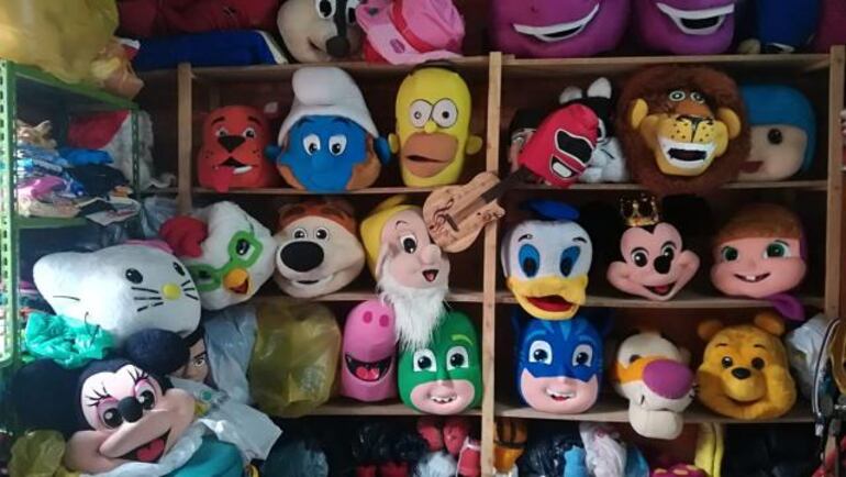 Uno de los estantes de la casa de Soledad López. (Foto: Kiara Coronel, ABC Color). 