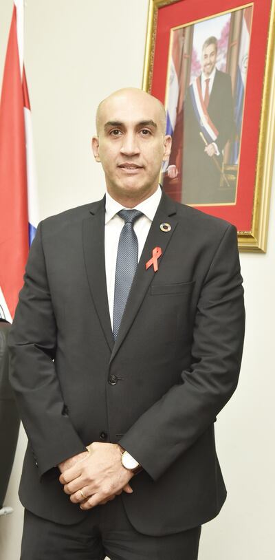 El ministro de Salud, Julio Mazzoleni, recibió a ABC Color en su despacho para brindar un mensaje a los médicos, que celebraron su día ayer.