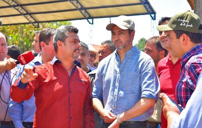 Mario Abdo Benítez (c) escucha a un productor de caña de azúcar, ayer en la localidad de Mbocayaty, departamento de Guairá. Acompañan al Mandatario, el senador oficialista Silvio Ovelar y el ministro de Agricultura, Rodolfo Friedmann  (der.).