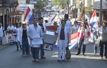 unos-300-medicos-marcharon-por-el-microcentro-exigiendo-acceder-a-la-jubilacion-con-25-anos-de-aporte-y-no-30-anos-hoy-se-manifestaran-frente-a-hosp-200832000000-1495633.jpg