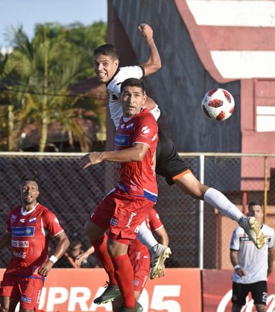 Diego Doldán, cabecea dentro del área tricolor ante Luis Cabral y fallará por muy poco.