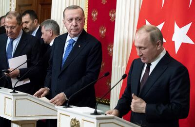 El presidente de Rusia, Vladímir Putin (d), recibió en Moscú a su par de Turquía, Recep Tayyip Erdogan (a su lado).