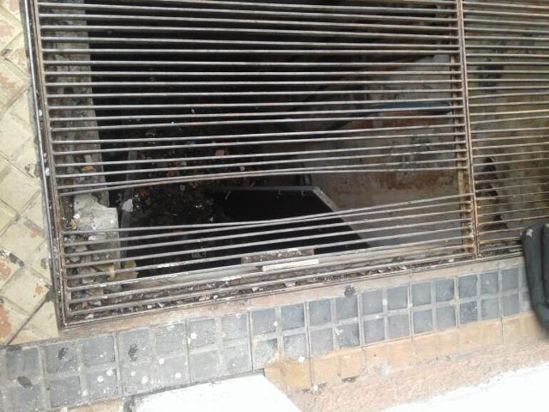 As&iacute; se encontraba la rejilla cuando la mujer qued&oacute; con la pierna atorada.