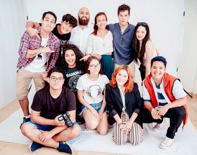 El elenco completo de “Un día menos” junto con algunas personas de la producción de la obra.