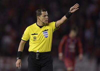El peruano Víctor Carrillo, árbitro del juego entre Cerro Porteño y River Plate en Buenos Aires.
