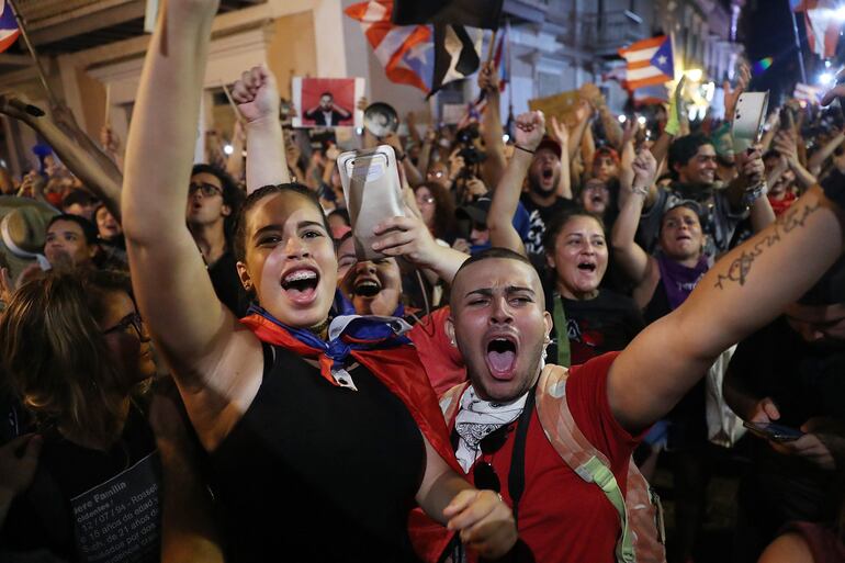 Una multitud participó en la noche de este martes de las protestas contra Roselló, en las calles de San Juan de Puerto Rico.
