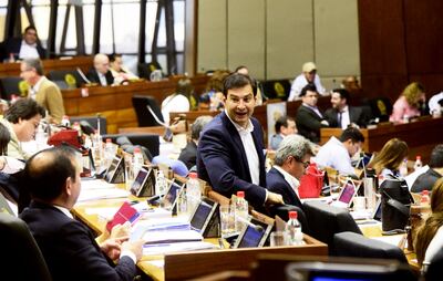 El senador Silvio Ovelar (ANR, Añetete), titular de la comisión de presupuesto en el Senado,  ingresó ayer a la sesión ordinaria de la Cámara de Diputados para “saludar” a sus colegas.
