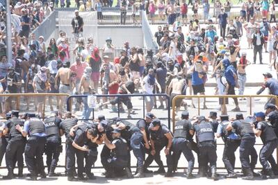 Argentina pasa por una recesión y otros problemas. En la foto, habitantes protestan en Mendoza  contra la reforma de una ley provincial que habilita el uso de sustancias químicas en  minería.