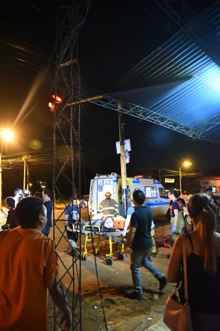 Bomberos y una ambulancia asisten al hombre.