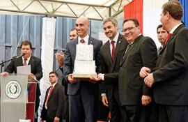 el-ministro-de-salud-julio-mazzoleni-el-presidente-mario-abdo-benitez-c-y-el-titular-de-itaipu-jose-alberto-alderete-der-ayer-en-la-ciudad-d-205703000000-1780570.jpg