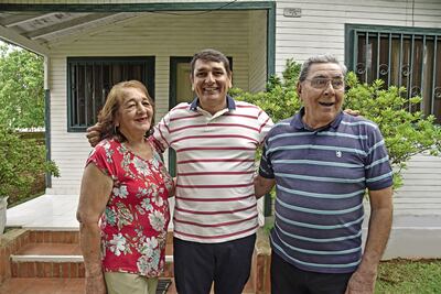 “El varón del taxi”, Ángel Orzúzar, cumple 41 años este Año Nuevo y lo celebra con sus padres Agustín Orzúzar y Cantalicia Beatriz Vega.
