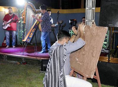 El “rey del Barro”, Reinaldo Sanabria, modeló una figura mientras Marcelo Rojas interpretaba “Galopera”.