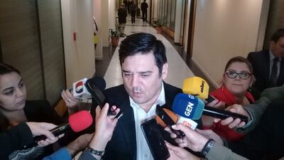 El senador Enrique Salyn Buzarquis (PLRA, efrainista) durante la entrevista que brindó a los medios de prensa este jueves en la cámara de senadores.