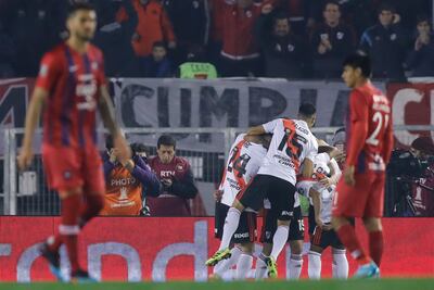 La celebración argentina a pleno ante la desazón del equipo paraguayo.