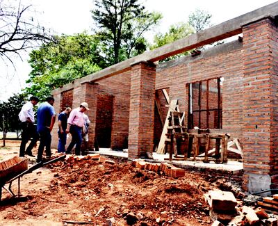 El intendente Derlis Espínola destacó que mediante el buen uso del Fonacide muchas escuelas tienen aulas nuevas.