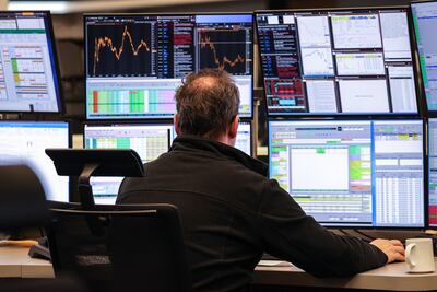 Un trabajador de la bolsa de Frankfurt chequea las pantallas.