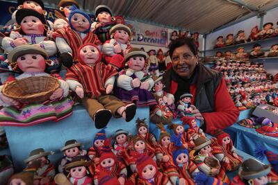 La artesana boliviana Dolly Velásquez muestra sus trabajos que expone en la tradicional feria de la Alasitas, o feria de las miniaturas y los deseos, este jueves en La Paz (Bolivia).