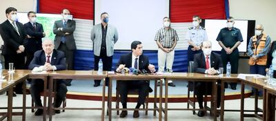 El asesor de la Presidencia, Federico González (c), informó detalles ayer a la tarde las medidas de asistencia para los paraguayos.