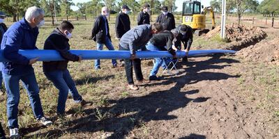Conectaron dos caños en forma simbólica, durante la palada inicial.
